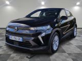 un 4x4 noir garé dans un garage au sol en damier