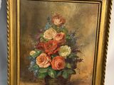 une peinture à l'huile représentant des roses dans un vase posé sur une table