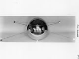 photographie en noir et blanc d'un avion de chasse suspendu dans les airs