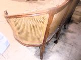 une chaise posée sur le sol de la pièce