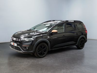 un SUV noir garé dans une pièce aux murs blancs