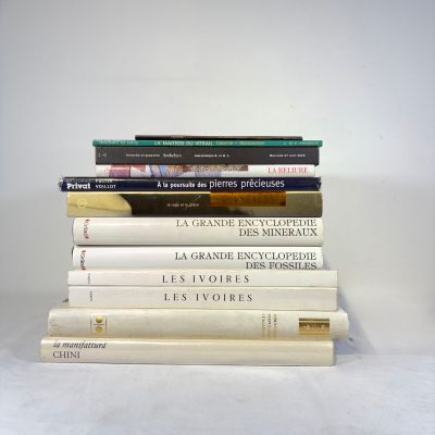 plusieurs livres empilés sur une table