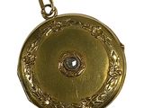 une image montrant un gros plan d'une boucle d'oreille en or ornée d'un diamant au centre