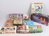 beaucoup de jeux de société pour enfants sur la table