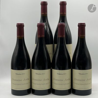 six bouteilles de vin rouge sont alignées sur une surface blanche