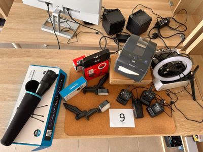 tout un tas d'appareils électroniques posés sur la table