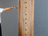 une femme debout à côté d'une grande armoire