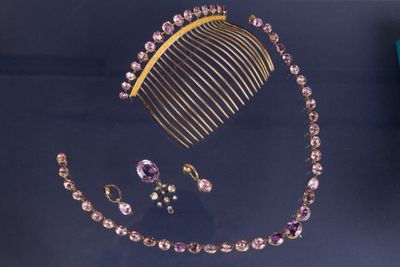 un peigne, un collier, des boucles d'oreilles et une bague posés sur une table