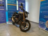 une moto garée dans un showroom