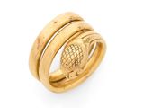 un gros plan d'une bague en or ornée d'un ananas