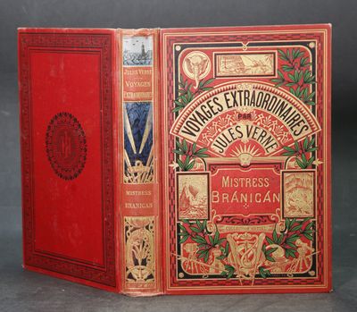 un vieux livre à la couverture rouge posé sur une table