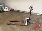 une photo d'un chariot élévateur garé dans un garage