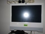 une télévision posée sur un bureau