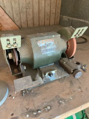 une machine posée sur une table dans une pièce