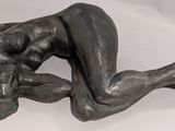 sculpture représentant une femme allongée sur le dos sur une surface blanche