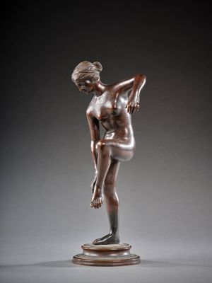 une image représentant une statue en bronze d'une femme tenant une raquette de tennis