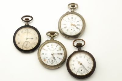 Ensemble de quatre montres à gousset, dont une en argent par…