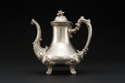 Verseuse balustre en argent 950‰, la panse gravée sur ces de… - Photo 1