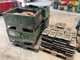 une pile de vieilles caisses posées sur une palette dans un garage