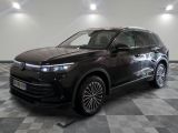 le 4x4 noir est garé sur le sol en damier d'un garage