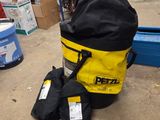 un sac à dos jaune et noir posé par terre à côté d'autres objets