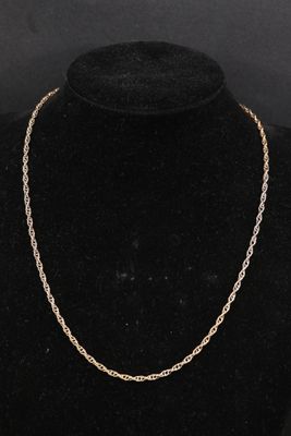 un collier à chaîne en or sur un mannequin noir mannequin mannequin mannequin mannequin mannequin mannequin mannequin mannequin mann