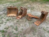 trois machines qui sont à l'abandon dans la poussière
