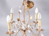 un lustre auquel sont attachées cinq lampes