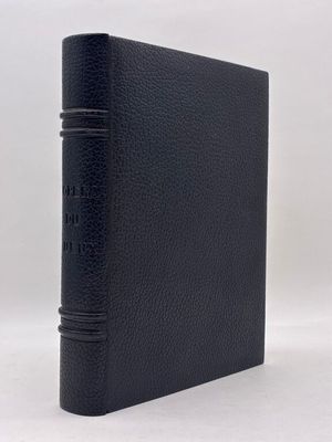 un livre noir à la couverture noire posé sur une surface blanche