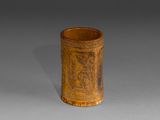 une vieille tasse en bois décorée d’un motif