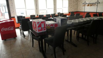 une pièce avec une table, des chaises et un distributeur de Coca-Cola