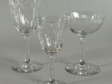 trois verres à vin posés l'un à côté de l'autre sur une table