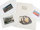quatre cartes représentant différents types d'œuvres d'art sont exposées sur une surface blanche