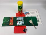 une bouteille de thé, une cuillère et quelques cartes posées sur une table