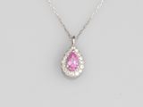 un pendentif en saphir rose et diamants, monté sur une chaîne en argent
