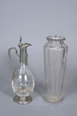 deux vases en verre et un pichet en métal argenté posés sur une table