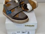 une boîte sur laquelle est posée une paire de chaussures de bébé