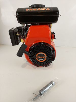 une photo d'un petit moteur posé sur une table
