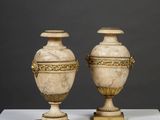 paire d'urnes anciennes en marbre sur socle, sur fond gris