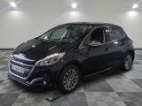 la petite voiture noire est garée dans une grande pièce