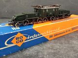 un train miniature posé sur une boîte