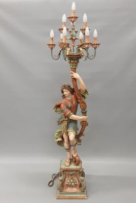 Porte-torchère en bois polychrome à décor d'un vénitien.