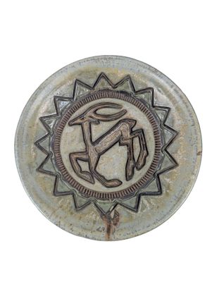 a picture of a decorative plate with a stylized design on it