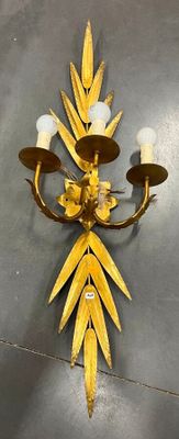 une applique murale fixée au mur