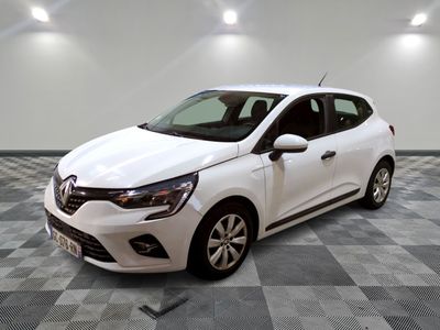 la voiture blanche est garée sur un sol en damier dans le garage