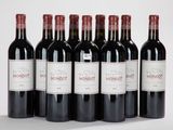 six bouteilles de vin rouge sont alignées