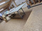 un homme qui travaille sur une table dans une pièce