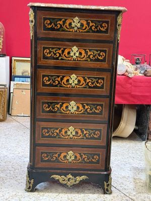 une grande commode ornée d'un motif