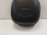 une télécommande Sony posée sur une table blanche