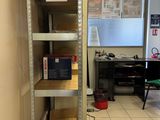 une pièce dans laquelle se trouvent une étagère et une chaise